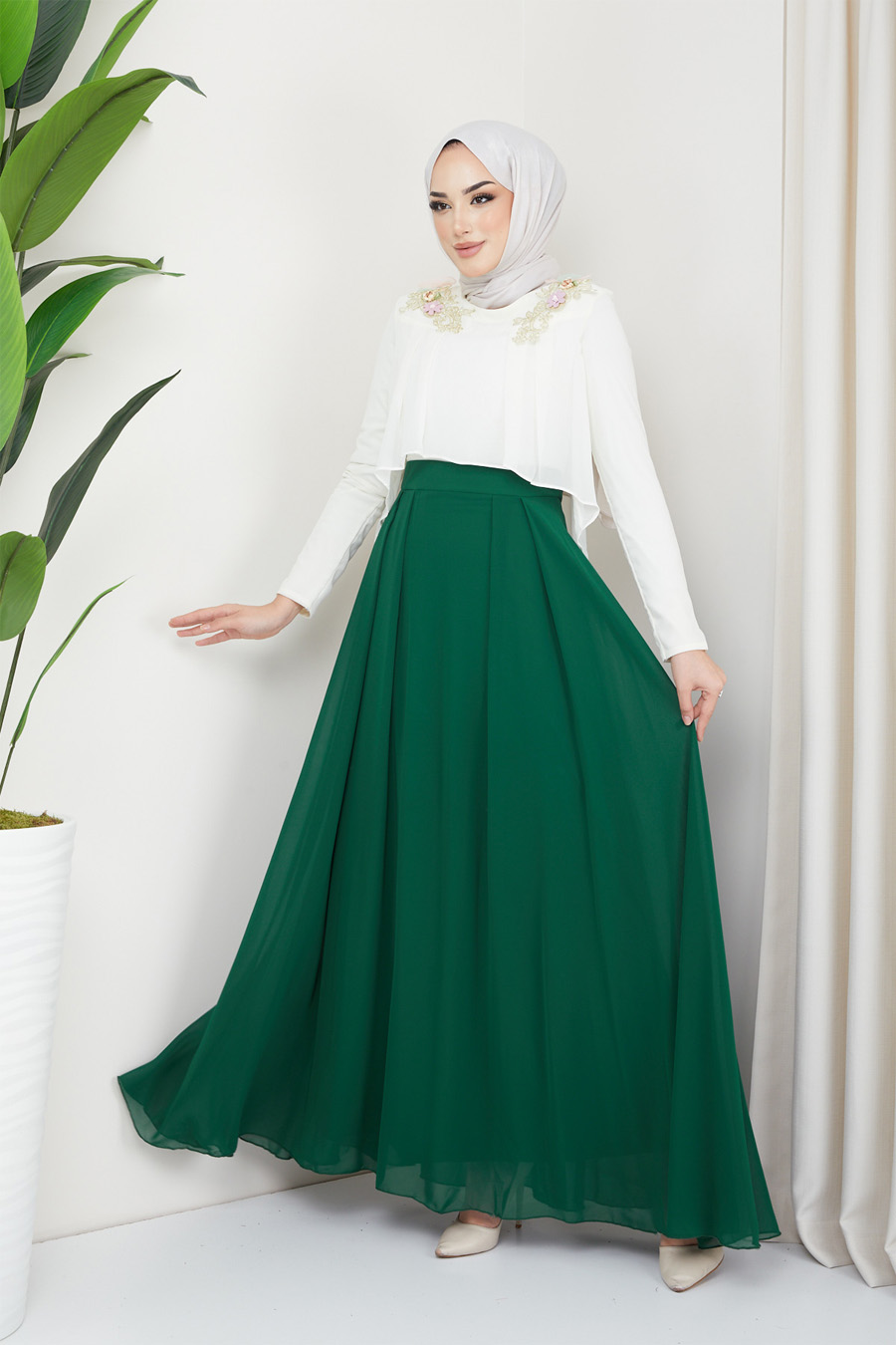 ECRU / GREEN EVENING DRESS   ECRU / GREEN EVENING DRESS