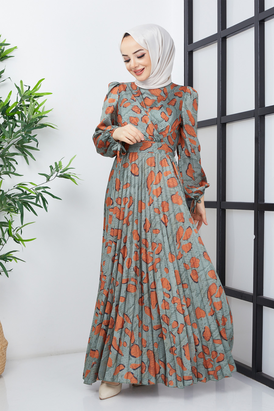 PATTERNED GREEN DRESS