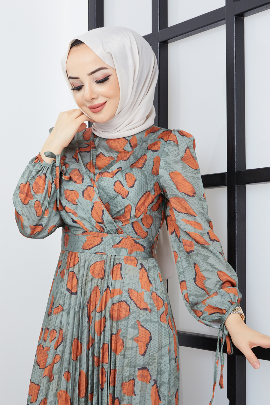 PATTERNED GREEN DRESS