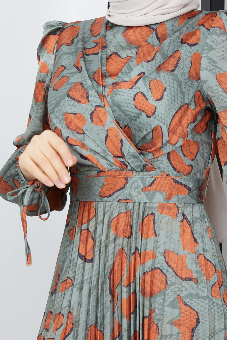 PATTERNED GREEN DRESS