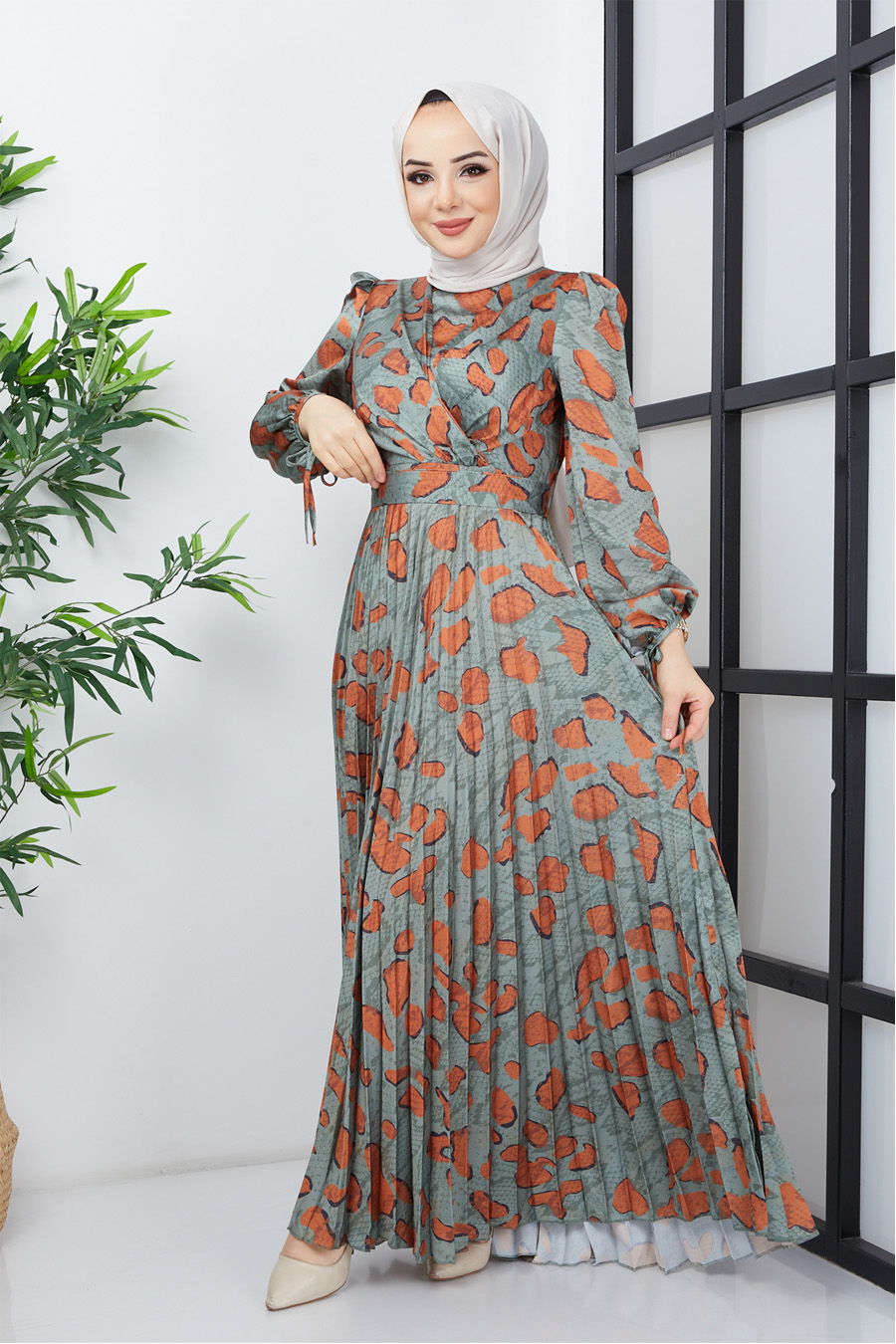 PATTERNED GREEN DRESS