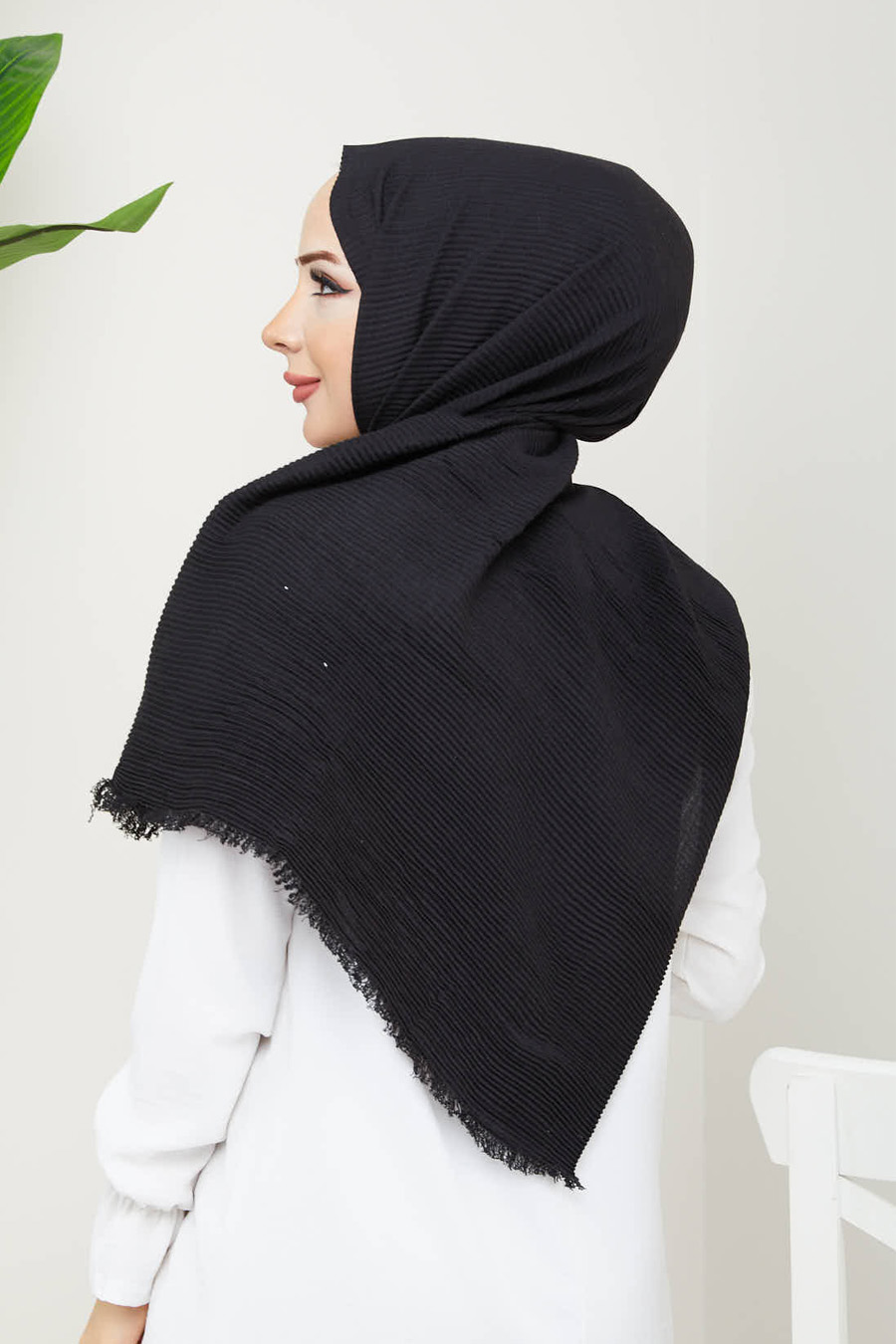 BLACK -  PLEATED SHAWL