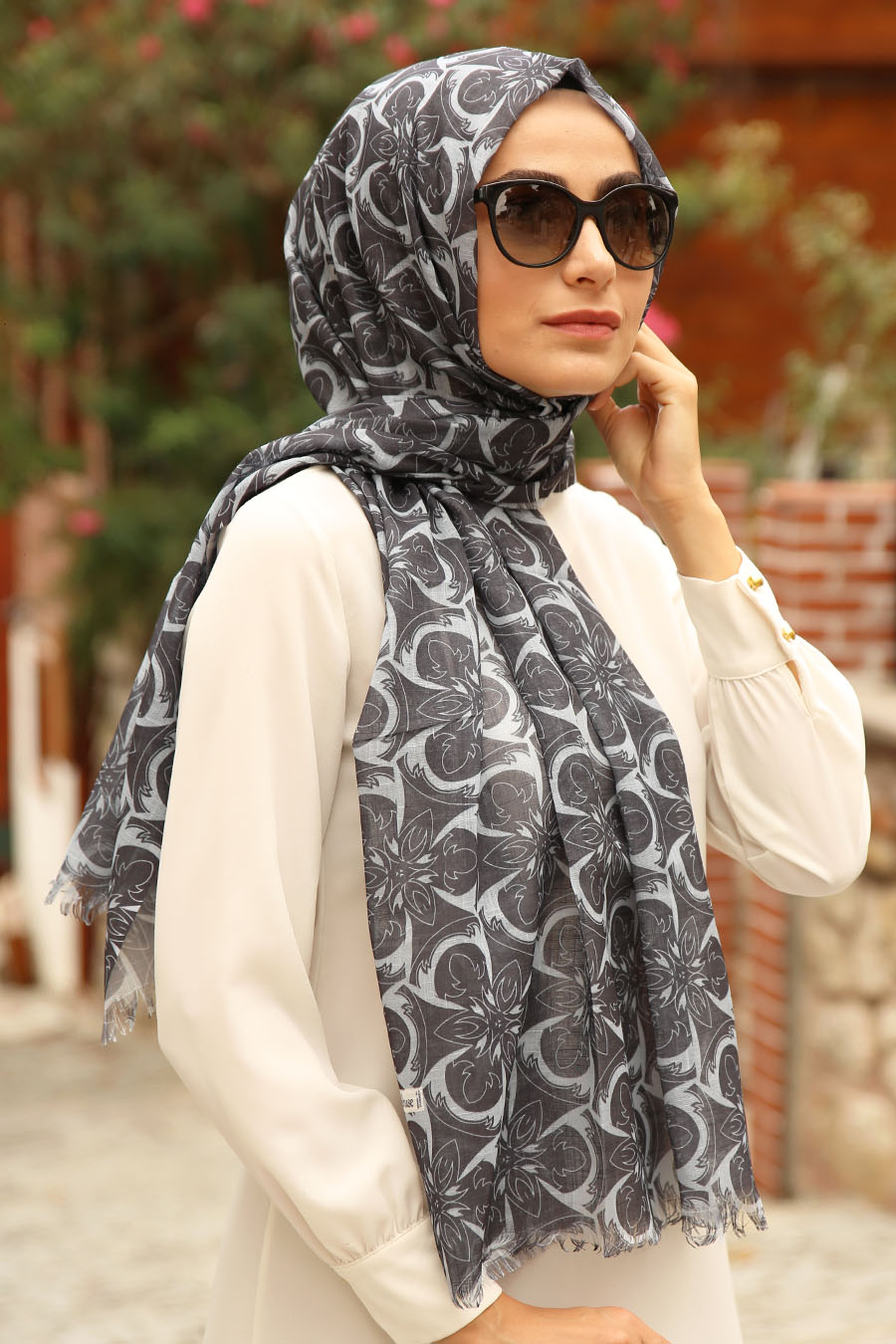 PATTERNED SHAWL