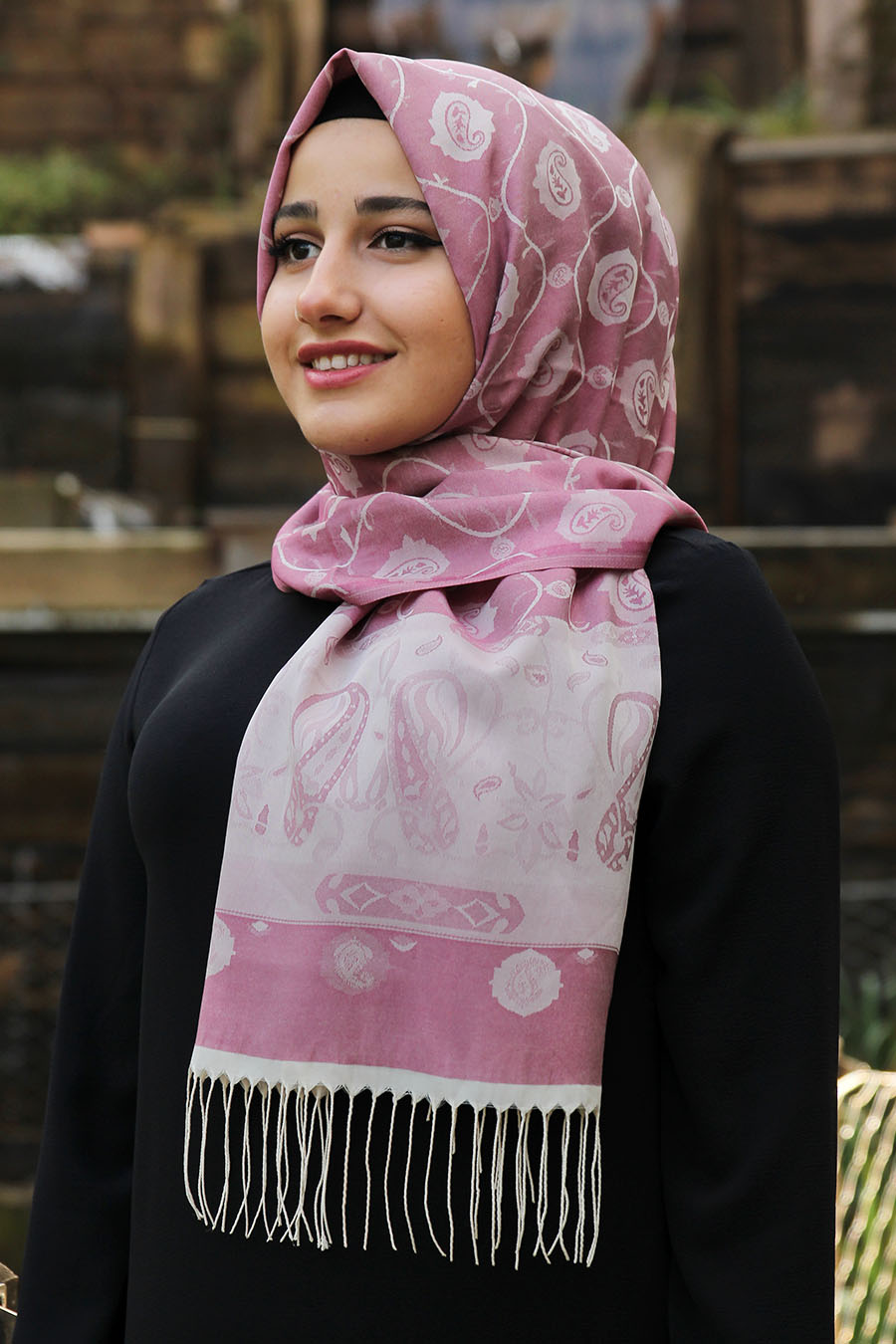 PATTERNED SHAWL