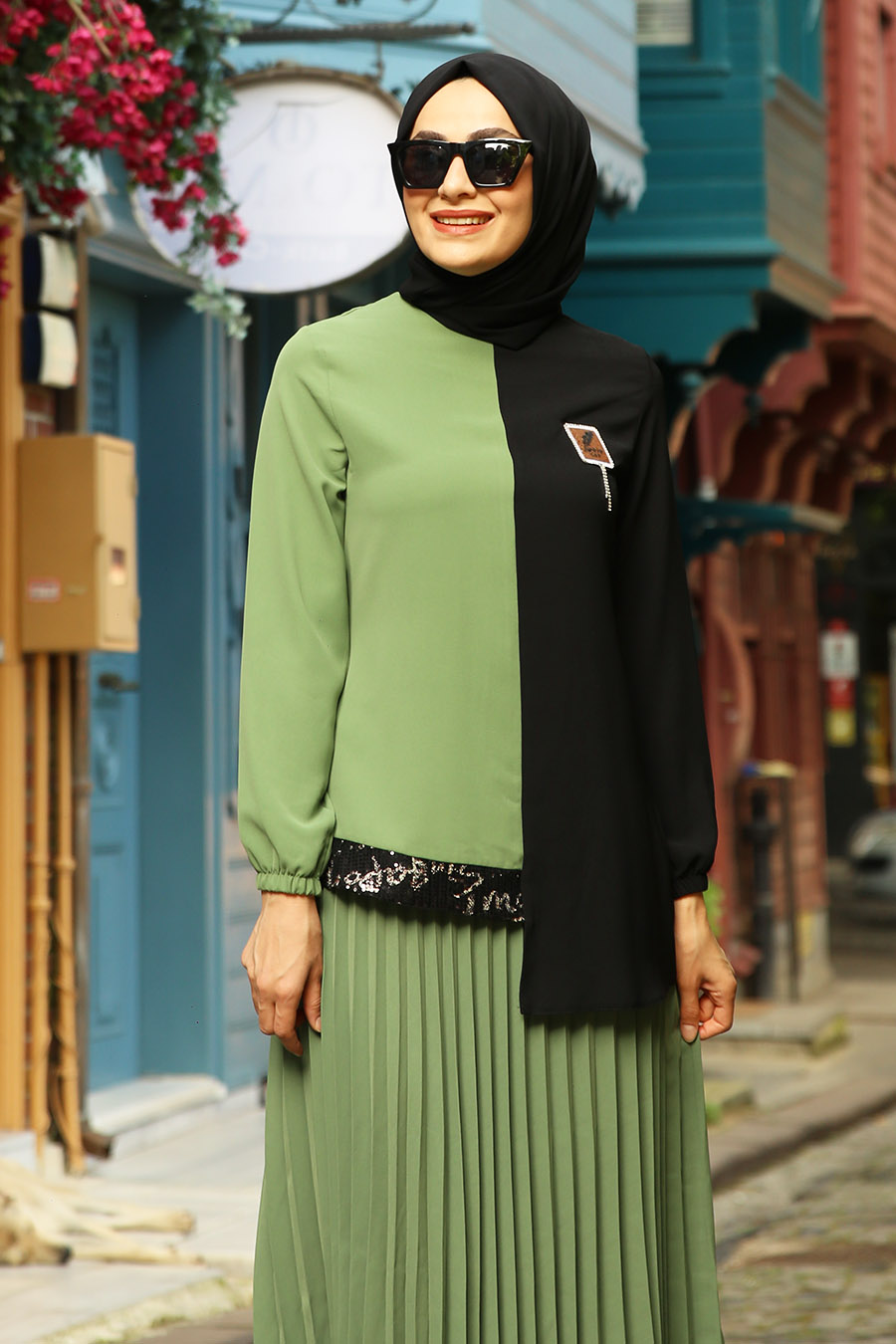 GREEN TUNIC AND SKIRT SUIT