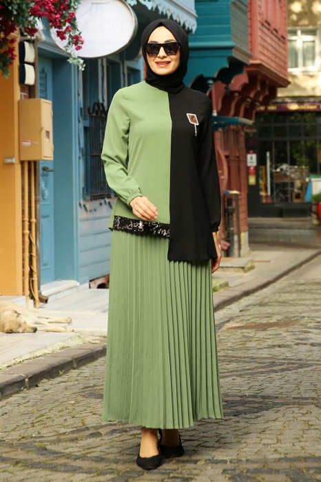 GREEN TUNIC AND SKIRT SUIT