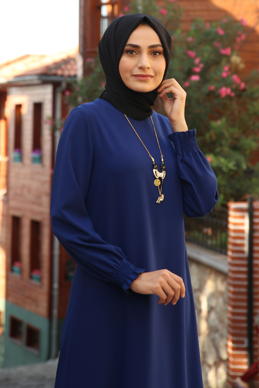 NECKLACE DETAILED DRESS - SAX