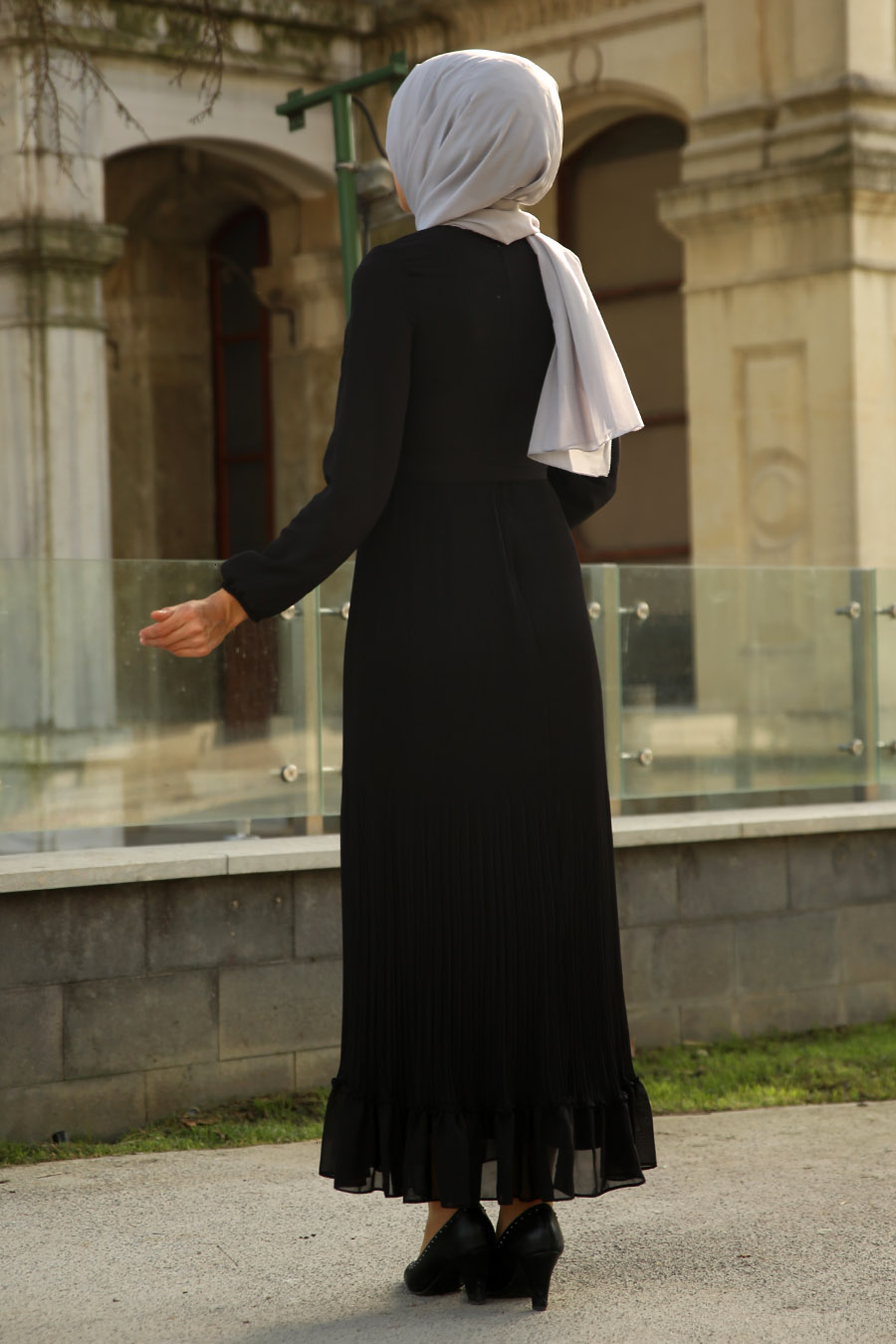 PLEATED DRESS - BLACK  